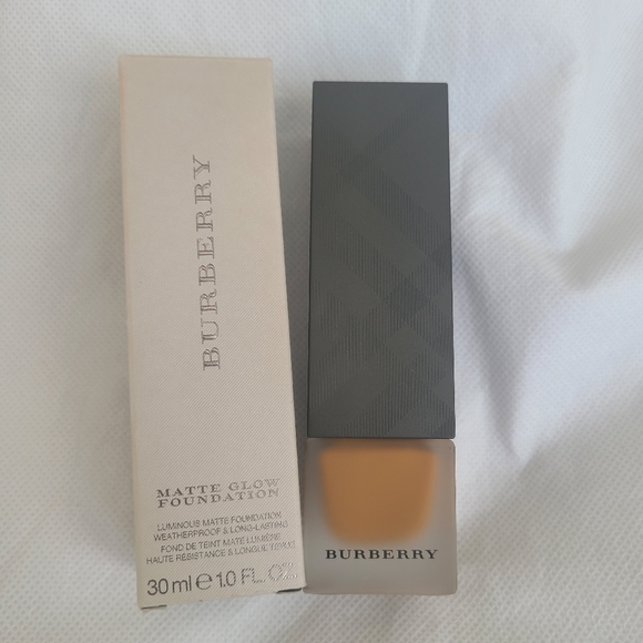 Burberry Women's Matte Glow Foundation Dark Warm No.120 - Picture 2 of 3